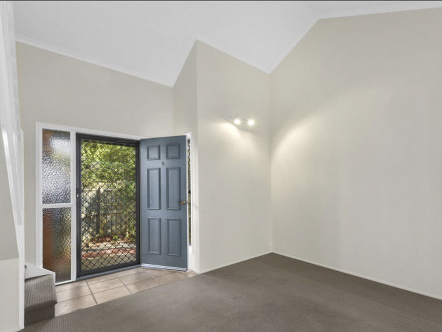 Spacious 2 bedroom Townhouse