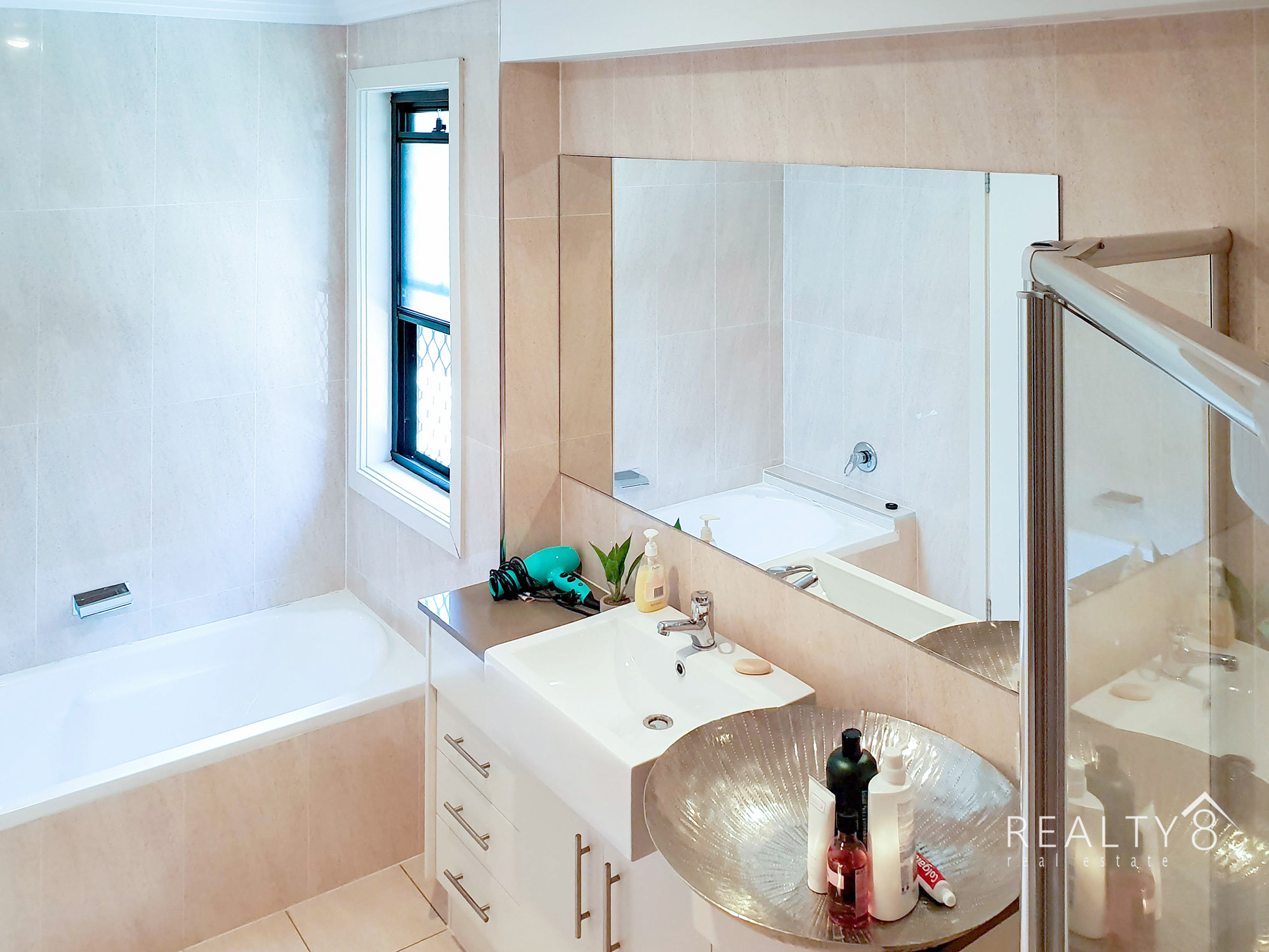 Modern 3 Bedroom Townhouse - Great Location