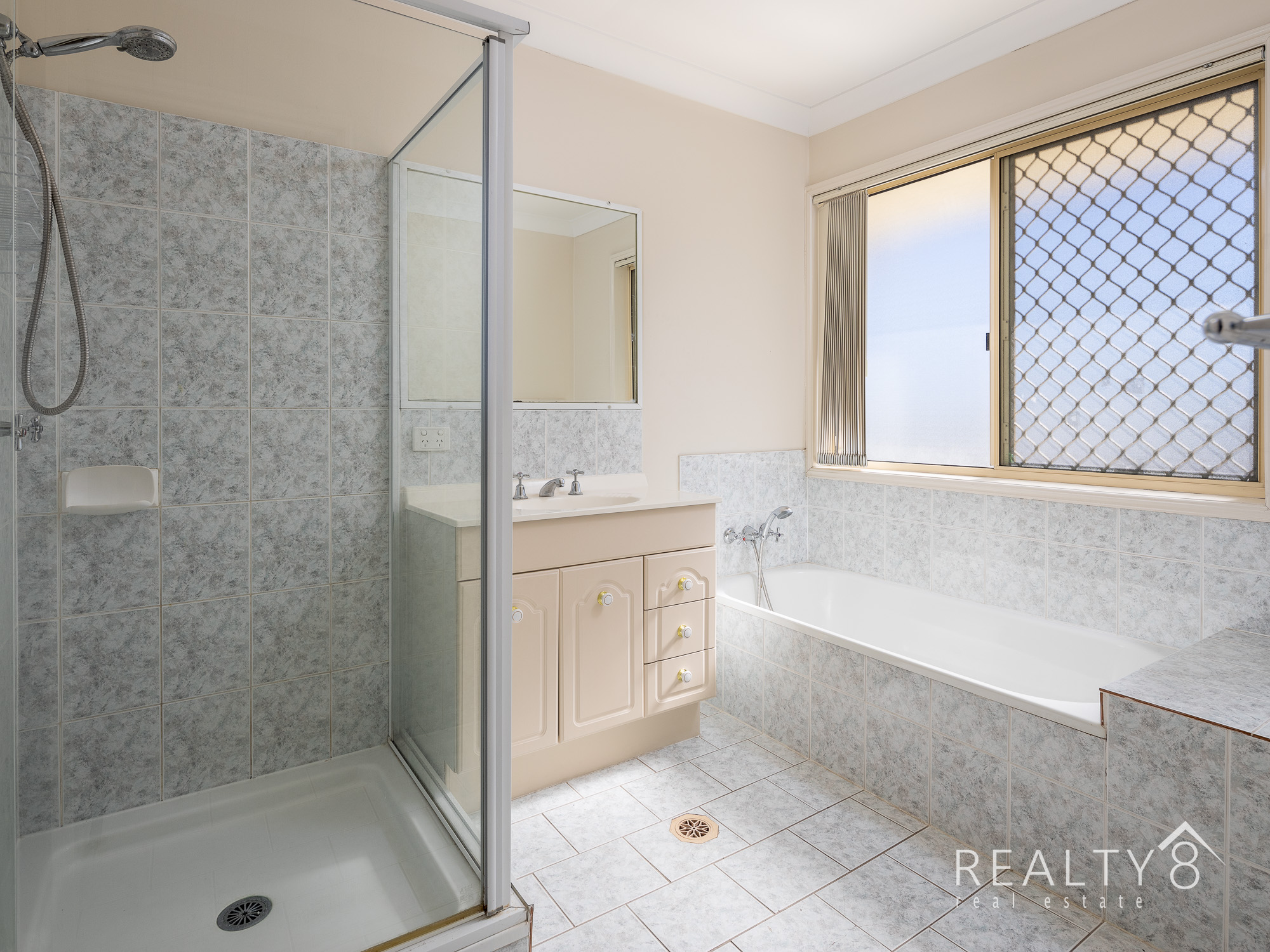 Superb multi level townhouse - Mansfield State High Catchment