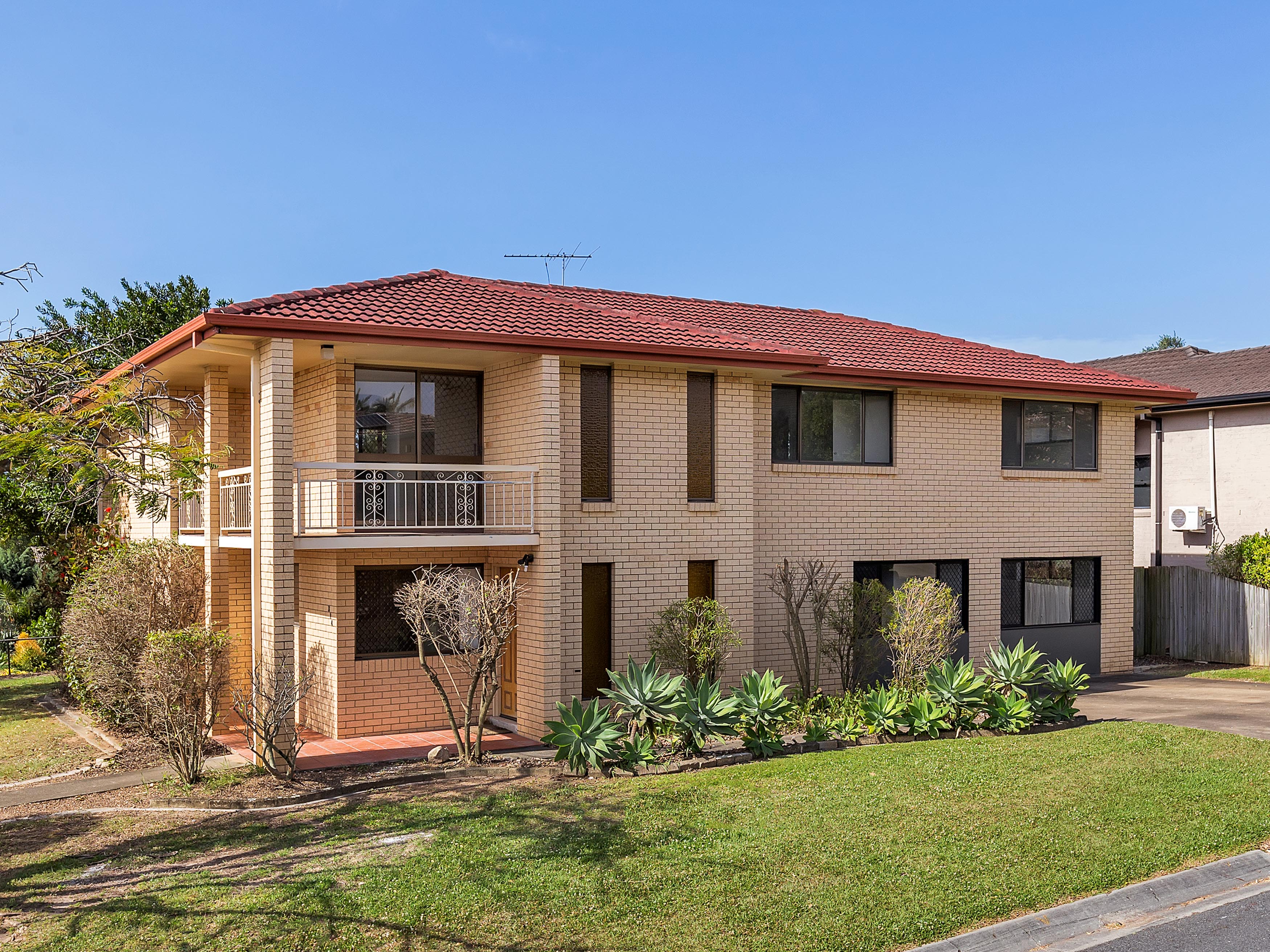 Renovated spacious 6 bedroom home - Dual Living - Mansfield State High Catchment