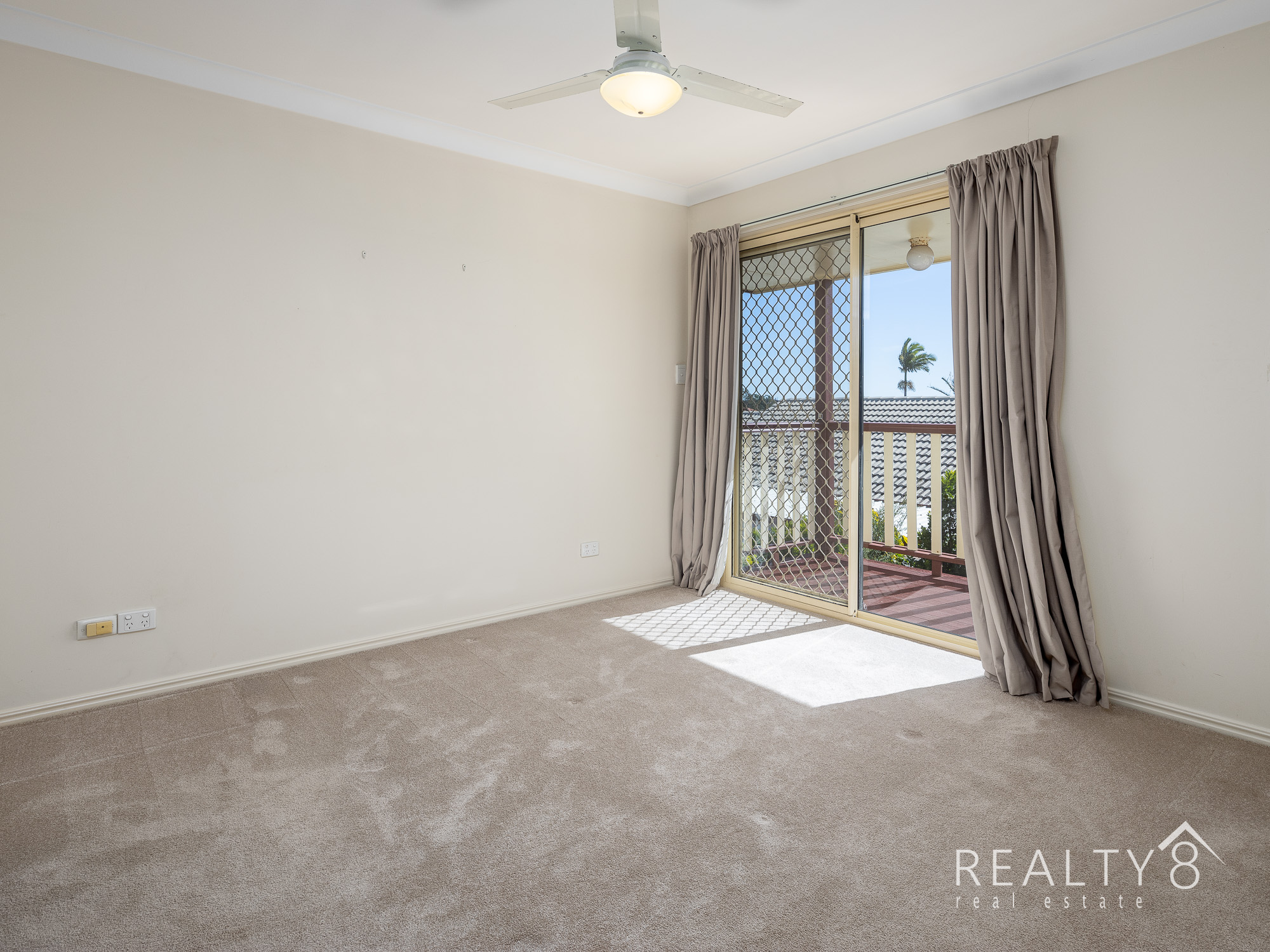 Superb multi level townhouse - Mansfield State High Catchment