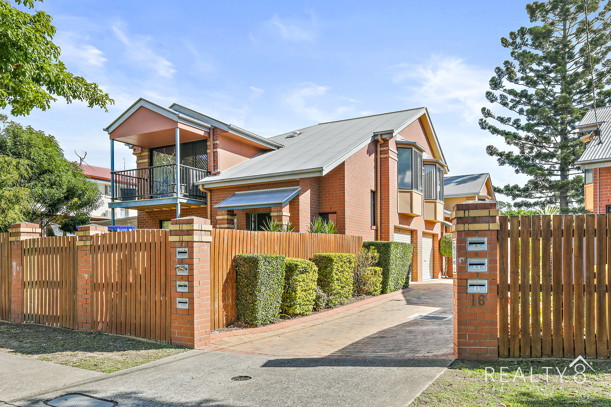 Spacious 2 bedroom Townhouse - Immaculate throughout