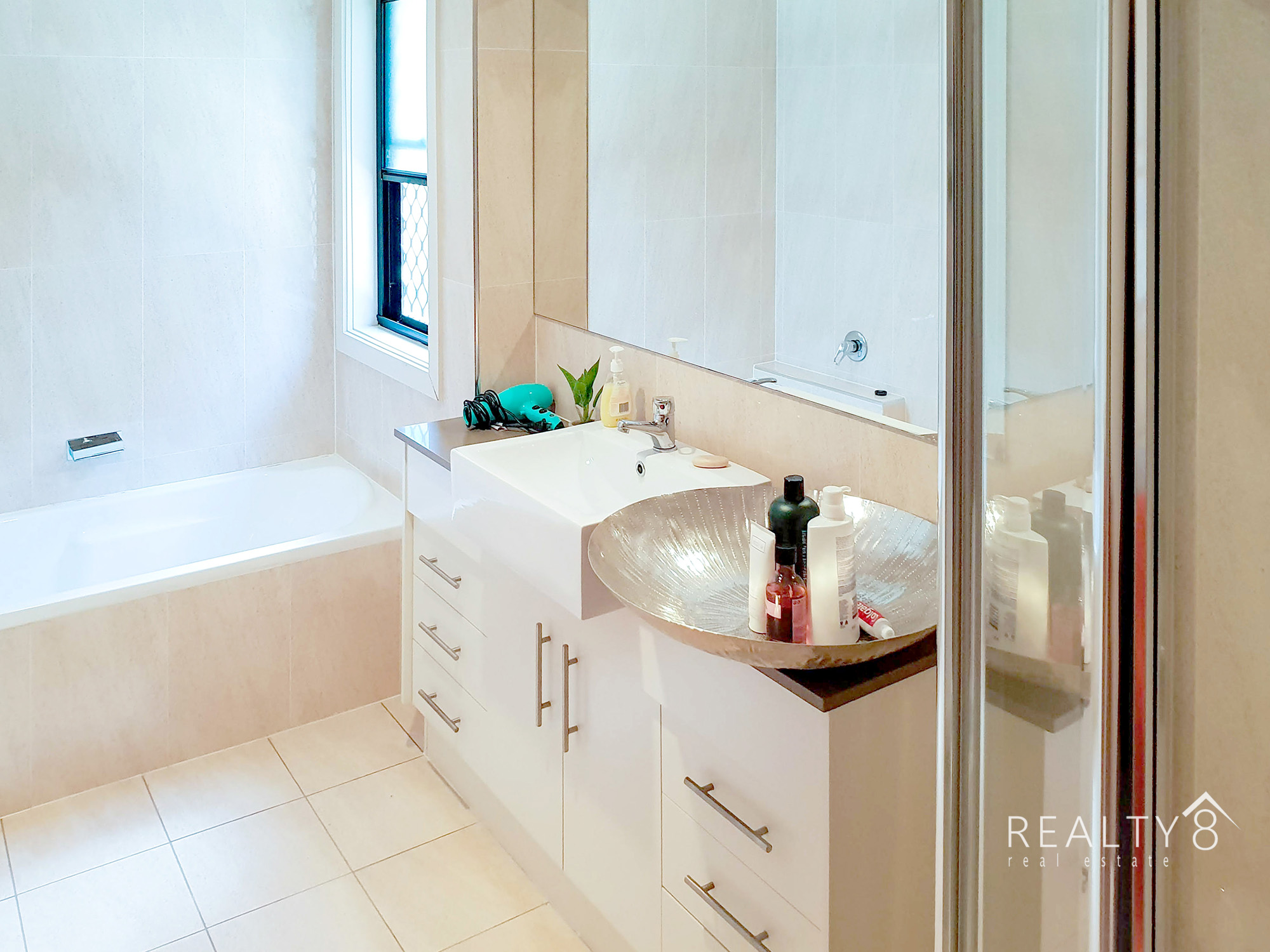 Modern 3 Bedroom Townhouse - Great Location