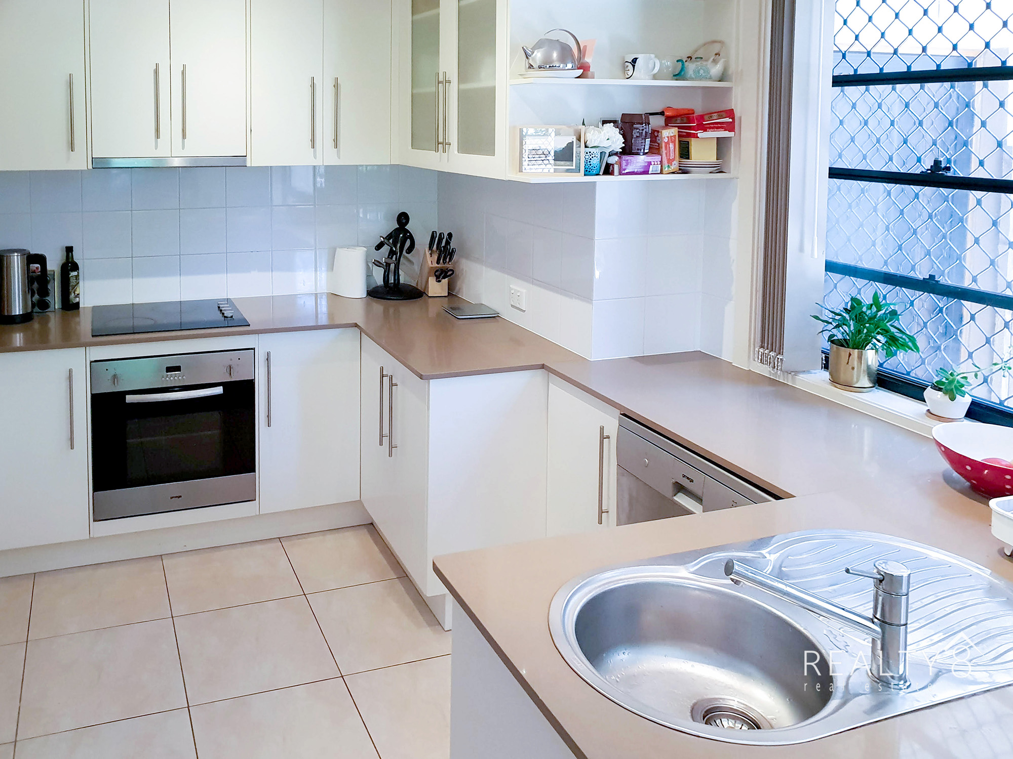 Modern 3 Bedroom Townhouse - Great Location