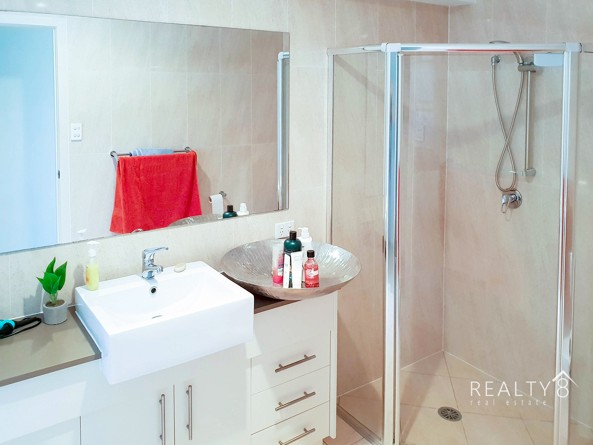 Modern 3 Bedroom Townhouse - Great Location
